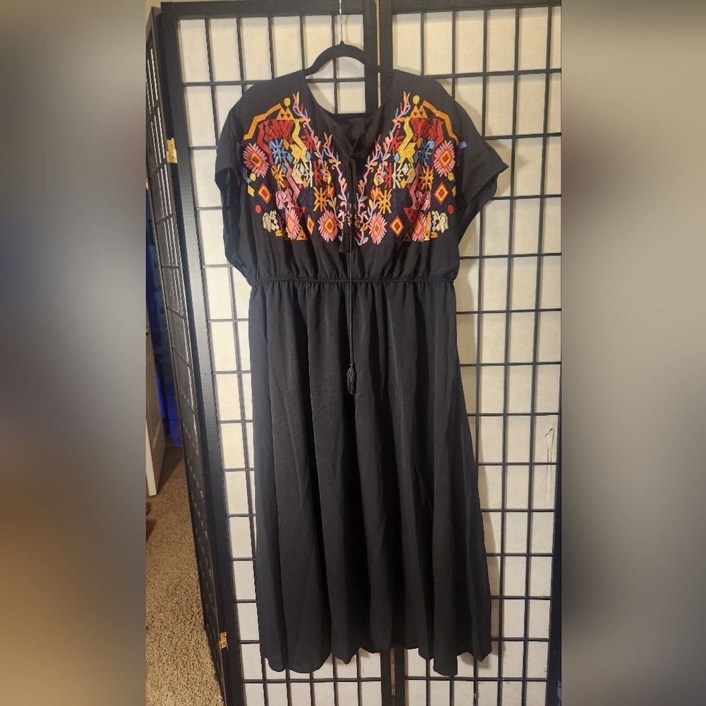 Plus Size Bohemian Charm - Womens Floral Embroidered Dress with Keyhole Tie - Picture 2 of 4